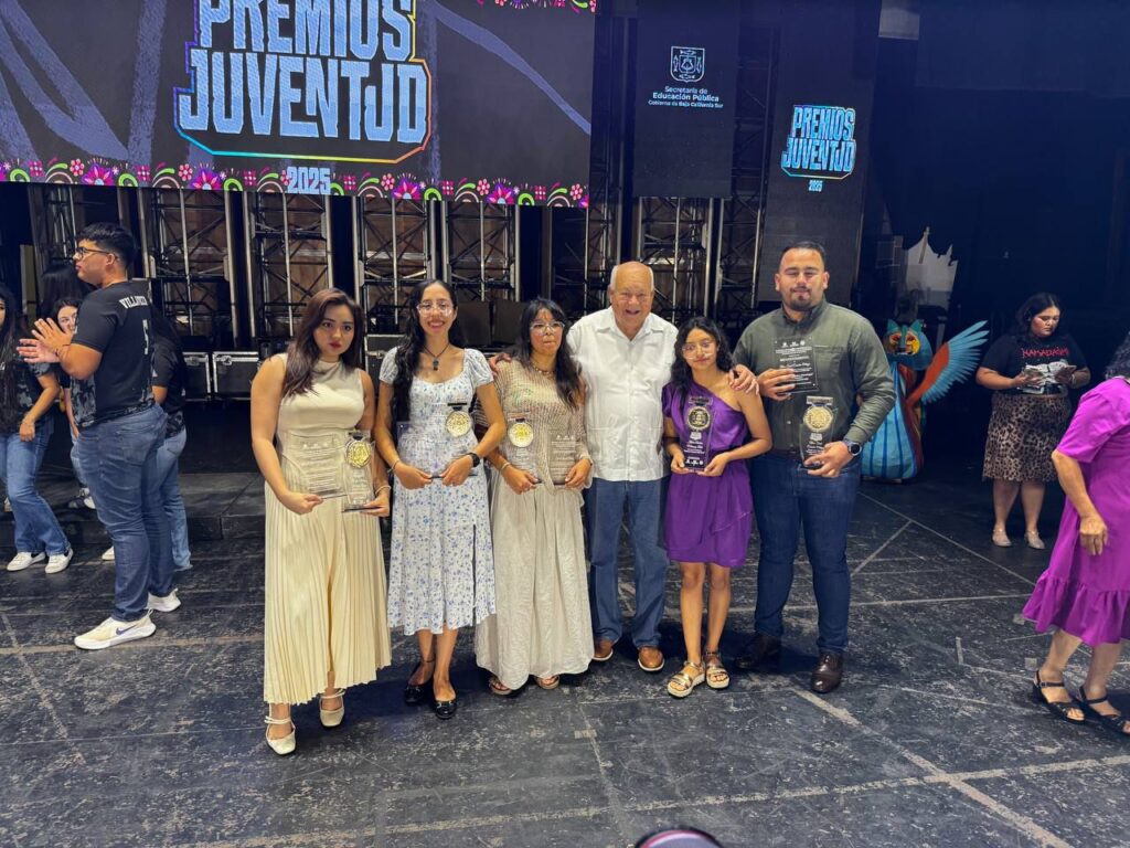 Jóvenes de BCS reciben los Premios Juventud 2025