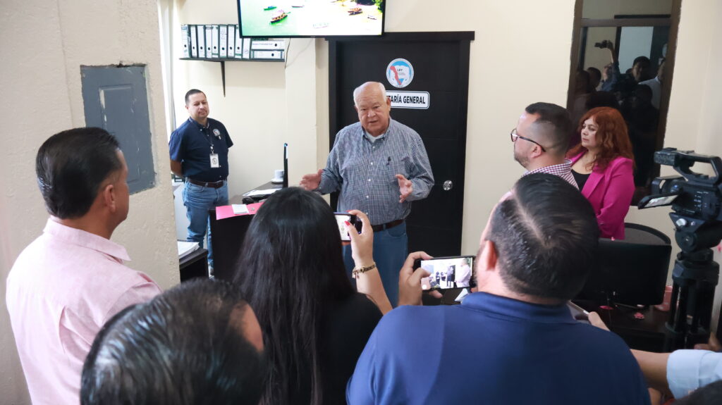 Castro Cosío reconoce a trabajadores del gobierno estatal