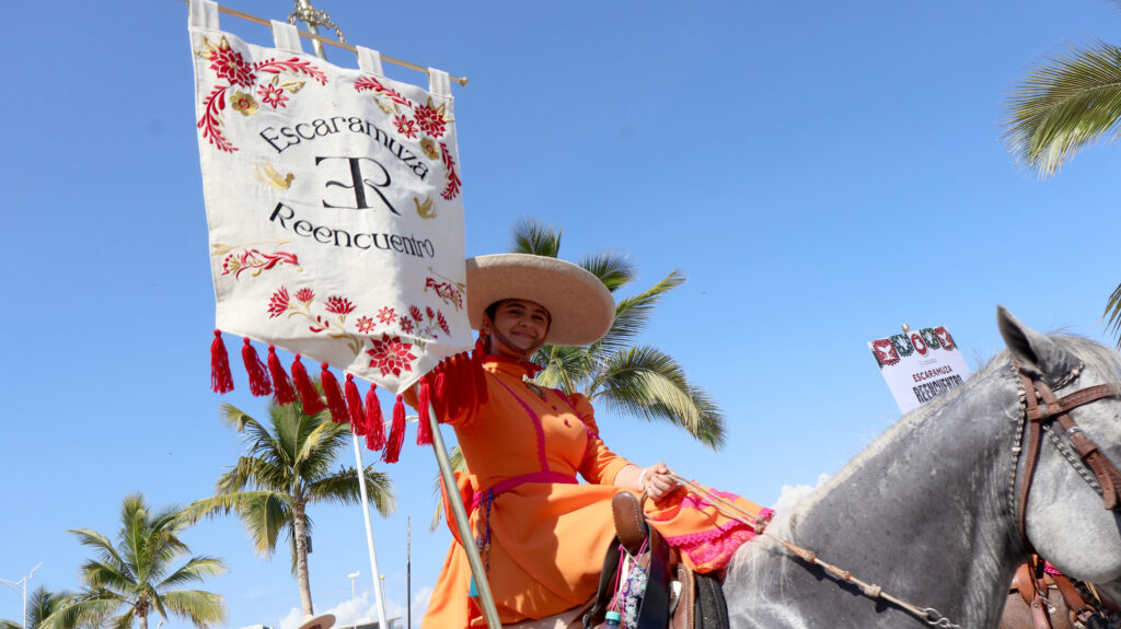 Desfile cívico-militar reúne a 3 mil personas en La Paz