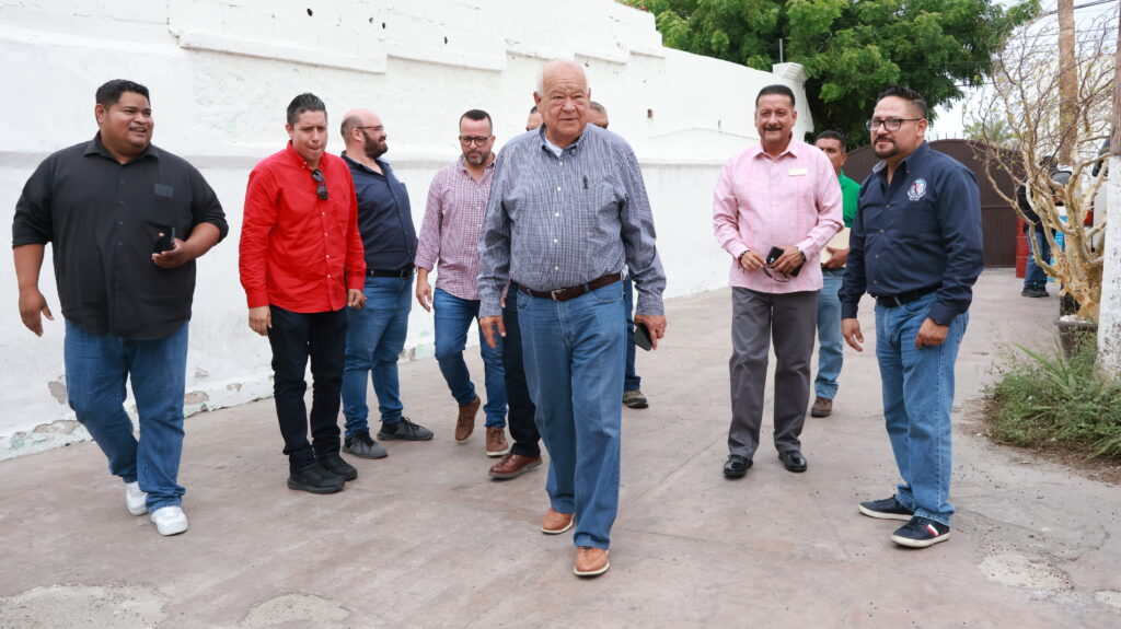 Castro Cosío reconoce a trabajadores del gobierno estatal