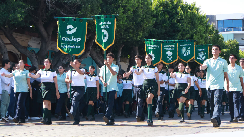 Desfile cívico-militar reúne a 3 mil personas en La Paz