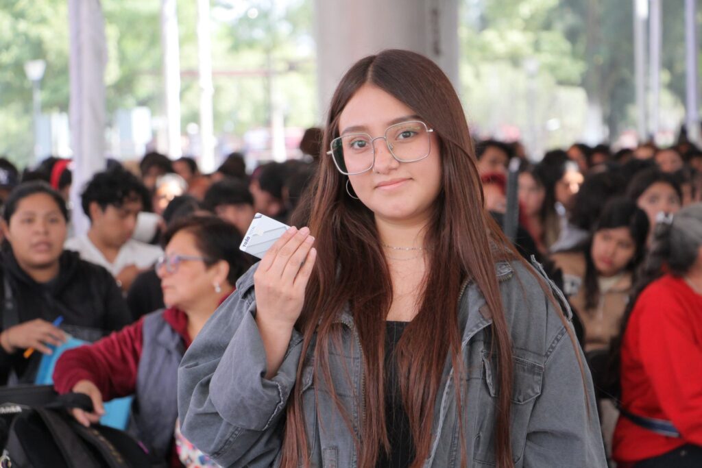 Ecatepec entrega primeras becas de transporte a universitarios