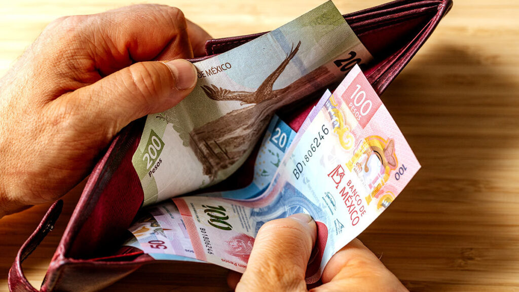Inflación baja a 3.63% en octubre; servicios siguen presionando