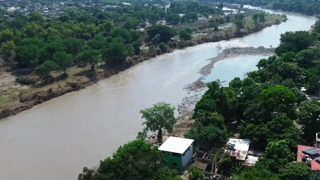 Pemex refuerza vigilancia por lluvias en Veracruz