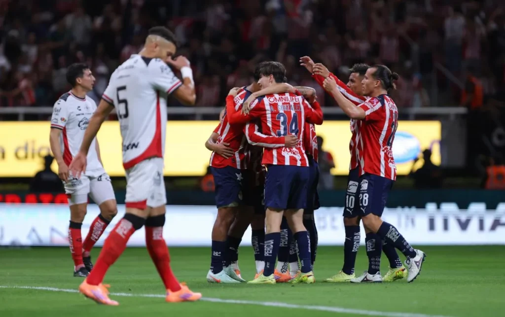 Armando González brilla con triplete en el Clásico Tapatío