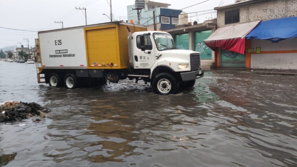 Vecinos de Iztapalapa reciben agua sucia y escasa por décadas