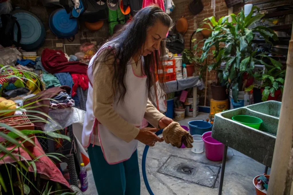 Vecinos de Iztapalapa reciben agua sucia y escasa por décadas
