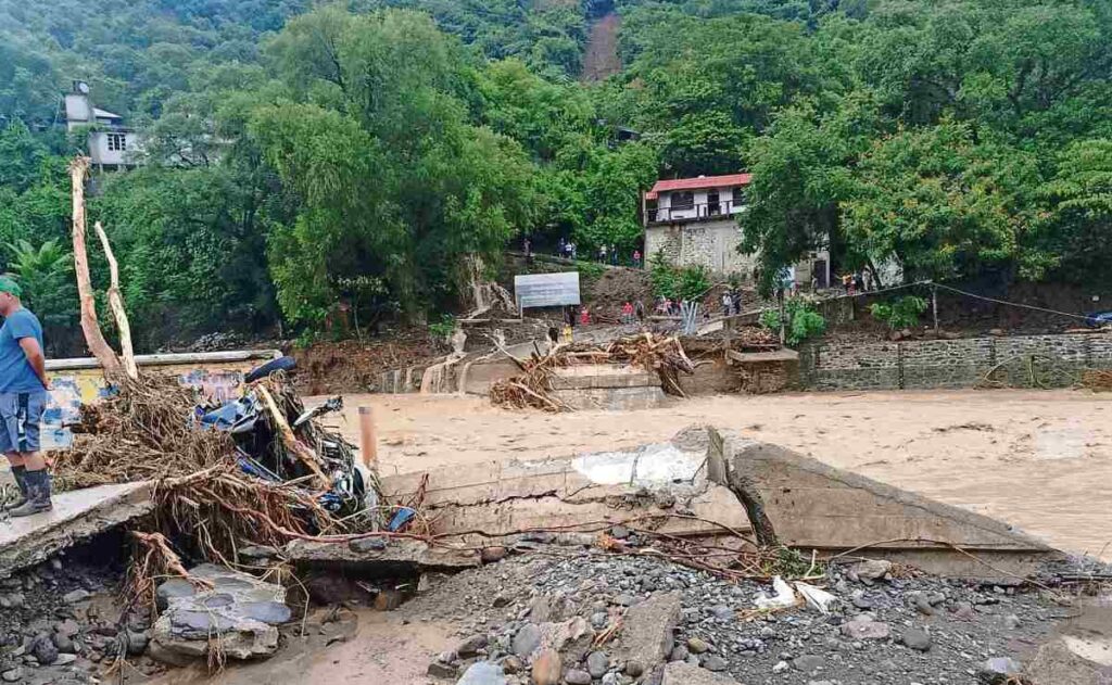 Desbordamiento del río Amajac deja incomunicadas comunidades en Hidalgo