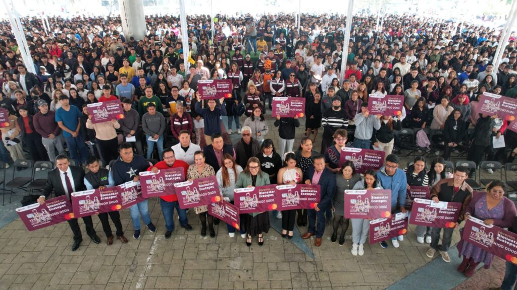 Ecatepec entrega primeras becas de transporte a universitarios
