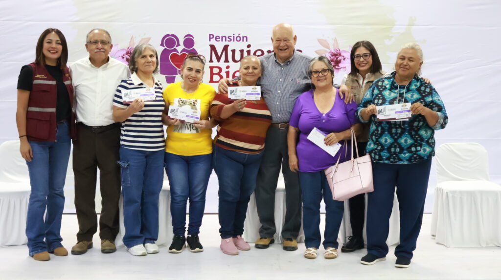 Entregan tarjetas del programa Mujeres Bienestar en BCS