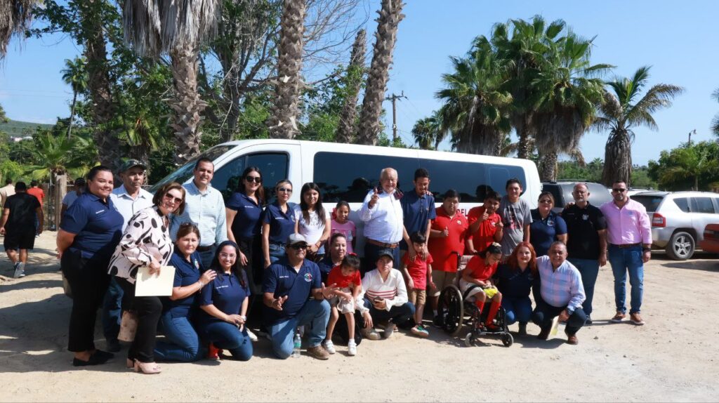 Gobernador entrega transporte al CAM 10 de Todos Santos