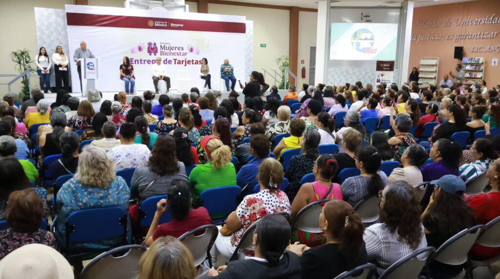 Entregan tarjetas del programa Mujeres Bienestar en BCS