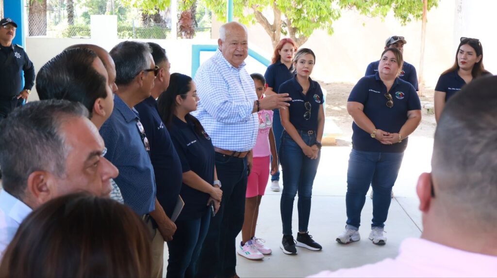 Gobernador entrega transporte al CAM 10 de Todos Santos