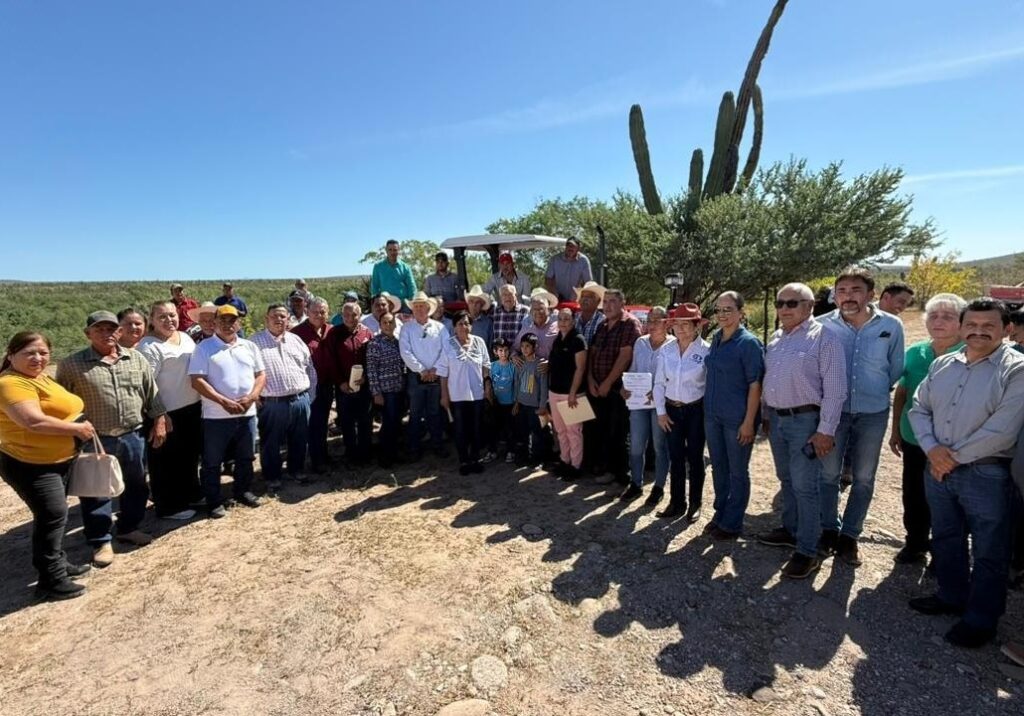 Castro Cosío entrega apoyos a productores de Comondú
