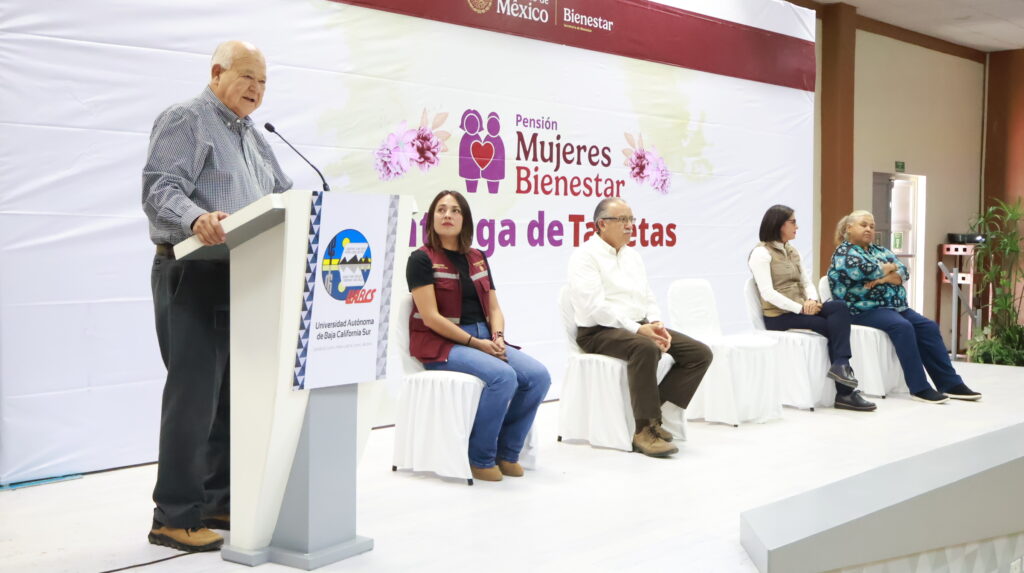 Entregan tarjetas del programa Mujeres Bienestar en BCS