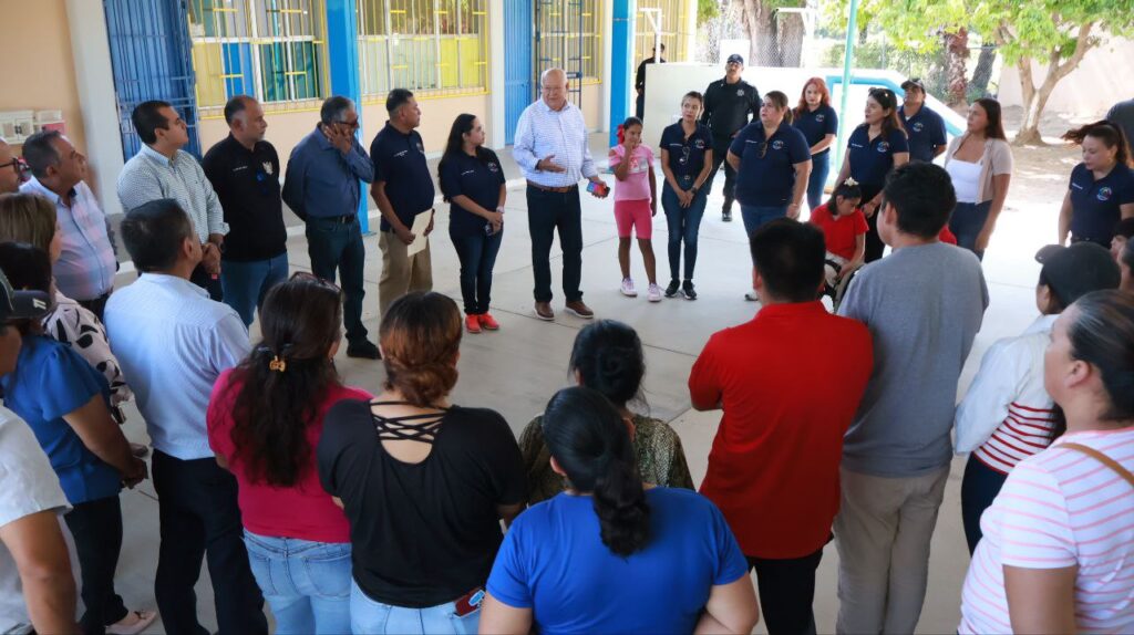 Gobernador entrega transporte al CAM 10 de Todos Santos