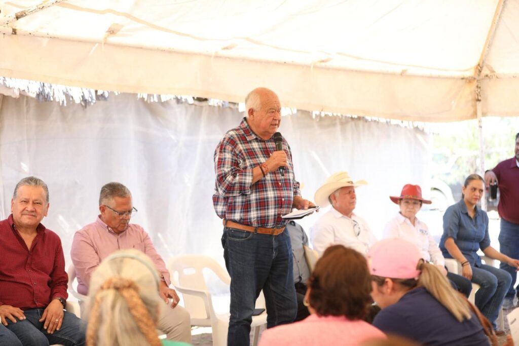 Castro Cosío entrega apoyos a productores de Comondú