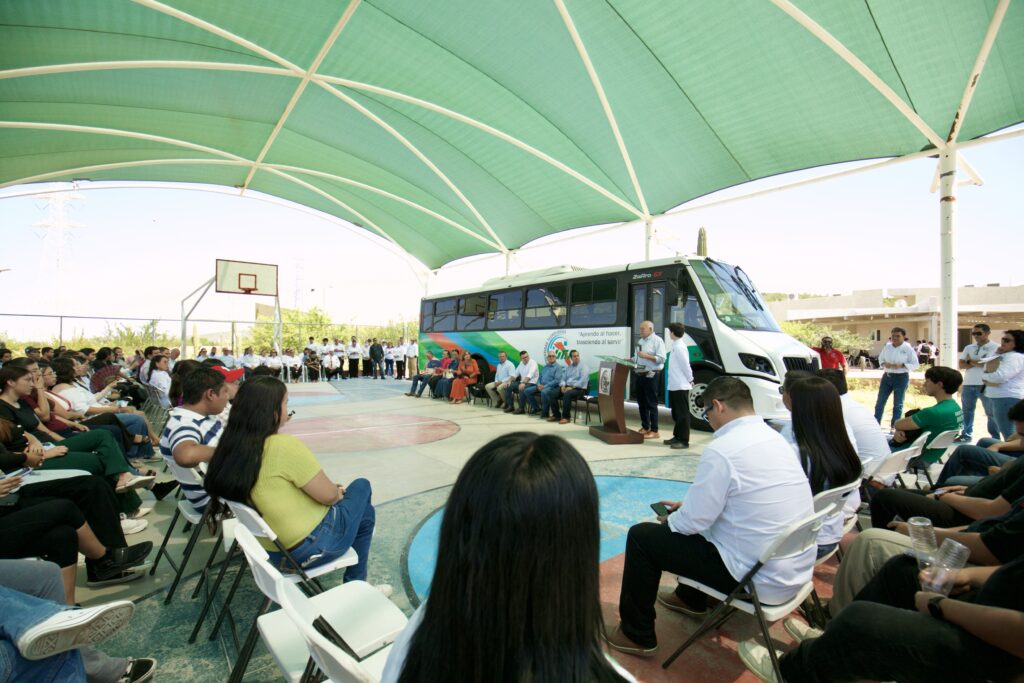 Gobernador entrega nuevos espacios y autobús a la UTLP