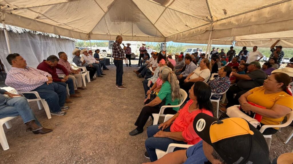 Castro Cosío entrega apoyos a productores de Comondú