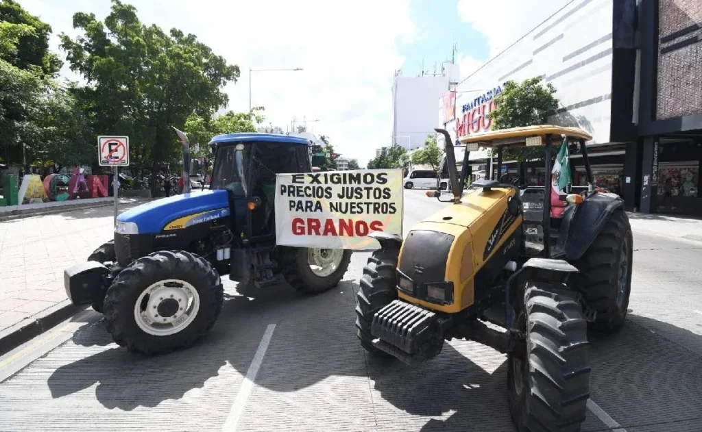Campesinos bloquean oficinas en Campeche ante falta de mercado para vender maíz