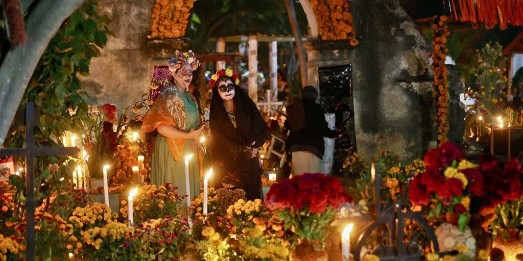 “Alumbrada de los Muertos” ilumina Santa María Atzompa