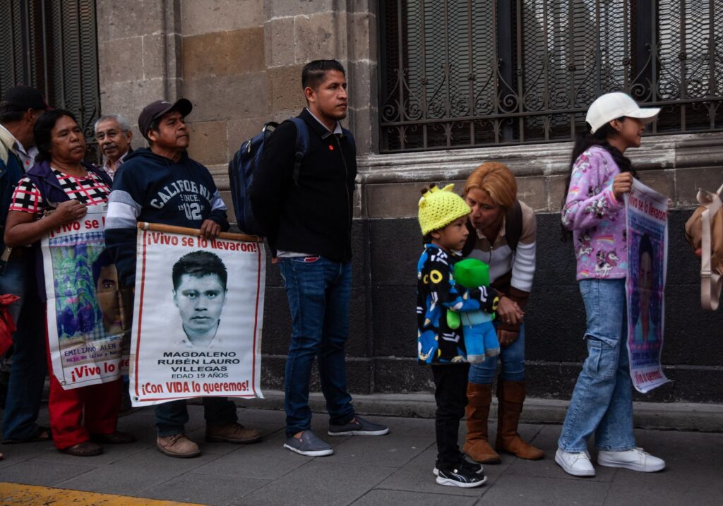 Padres de los 43 se reúnen de nuevo con Sheinbaum