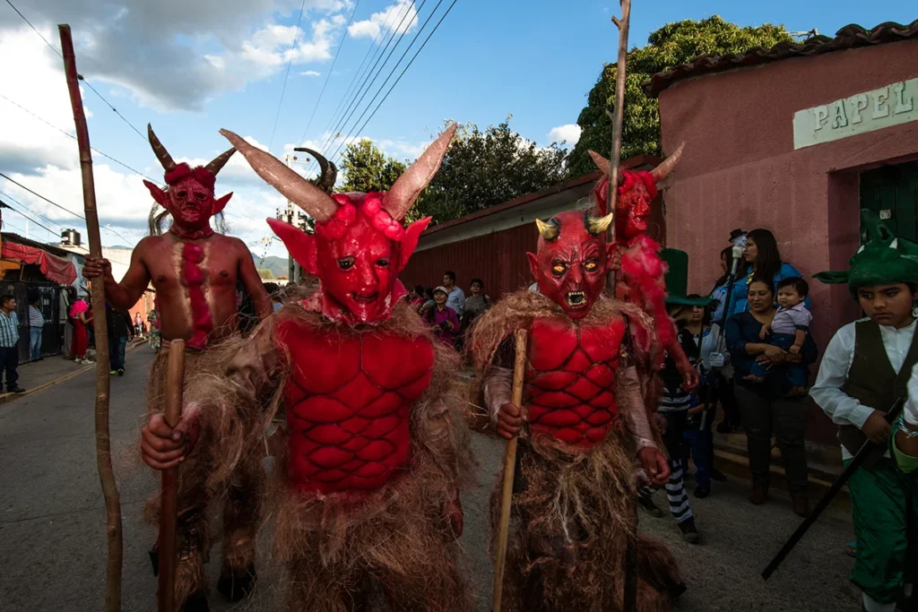 “Alumbrada de los Muertos” ilumina Santa María Atzompa