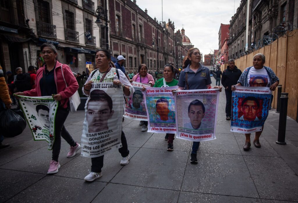 Padres de los 43 se reúnen de nuevo con Sheinbaum