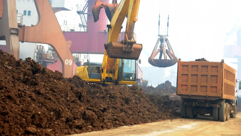 China suspende restricciones a exportación de tierras raras y baterías de litio
