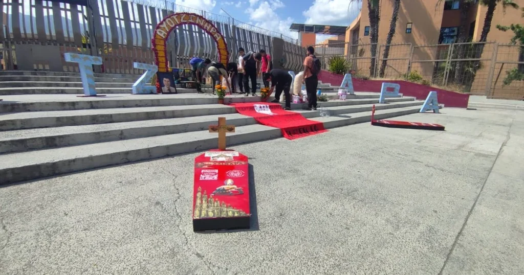 Estudiantes de Ayotzinapa honran a sus compañeros caídos