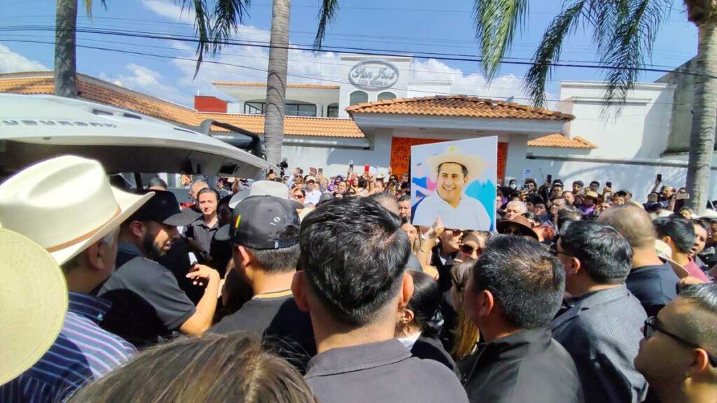 Uruapan exige justicia por asesinato de su alcalde