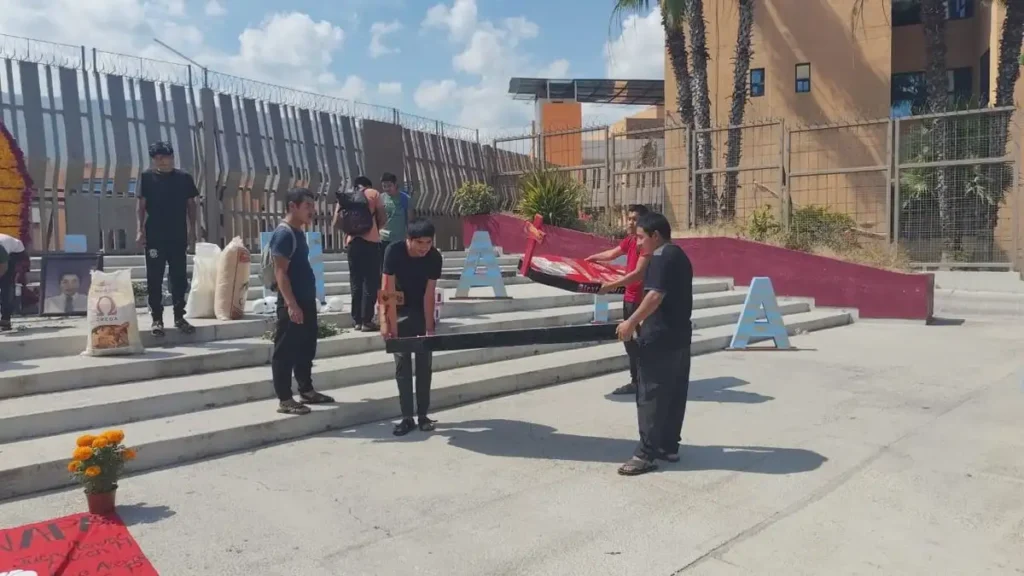 Estudiantes de Ayotzinapa honran a sus compañeros caídos