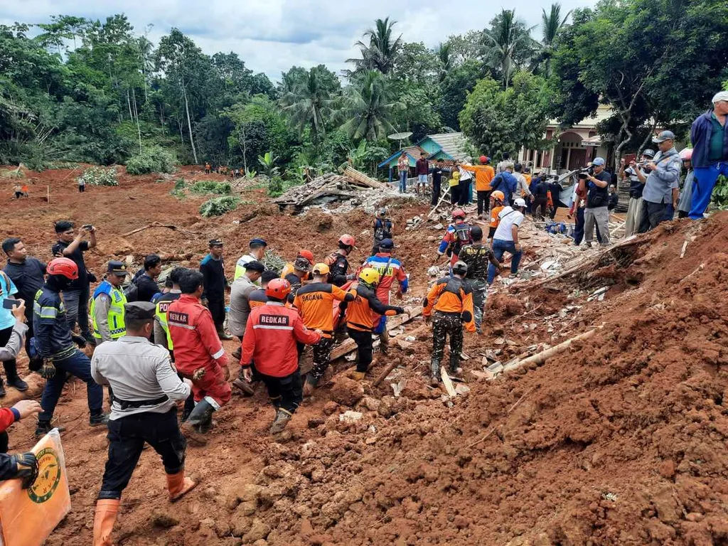 Deslaves en Java Central dejan al menos 18 muertos y decenas de desaparecidos