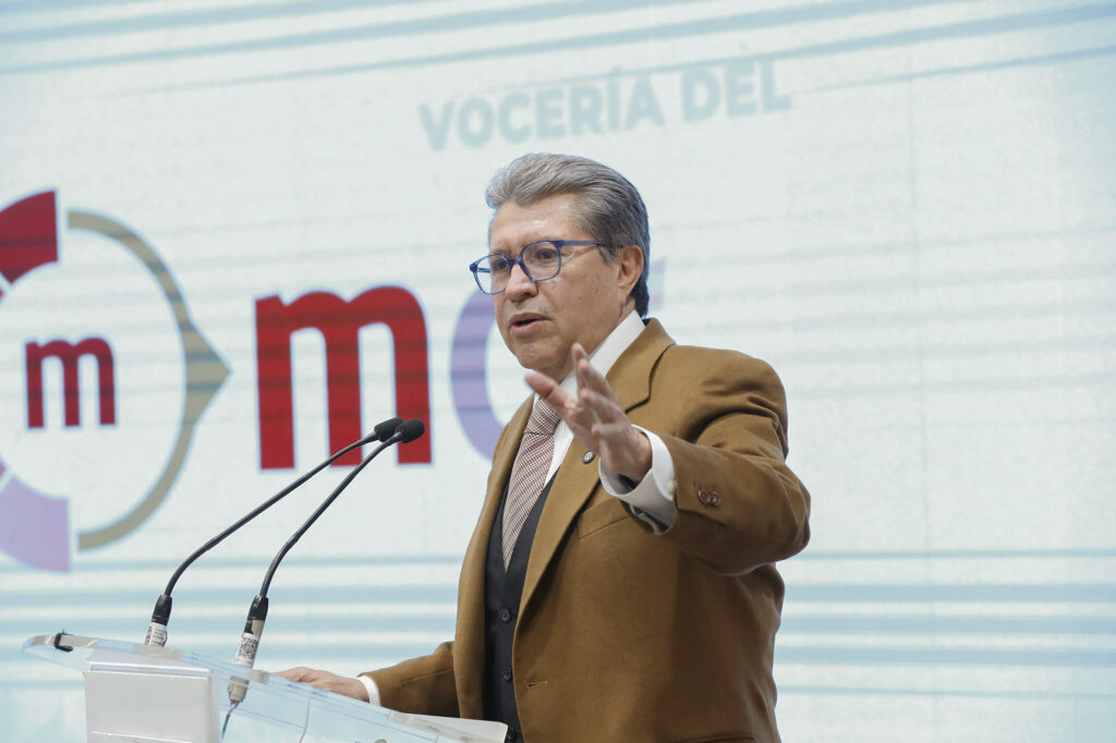 Monreal pide resistir presión por reforma anti-vapeadores