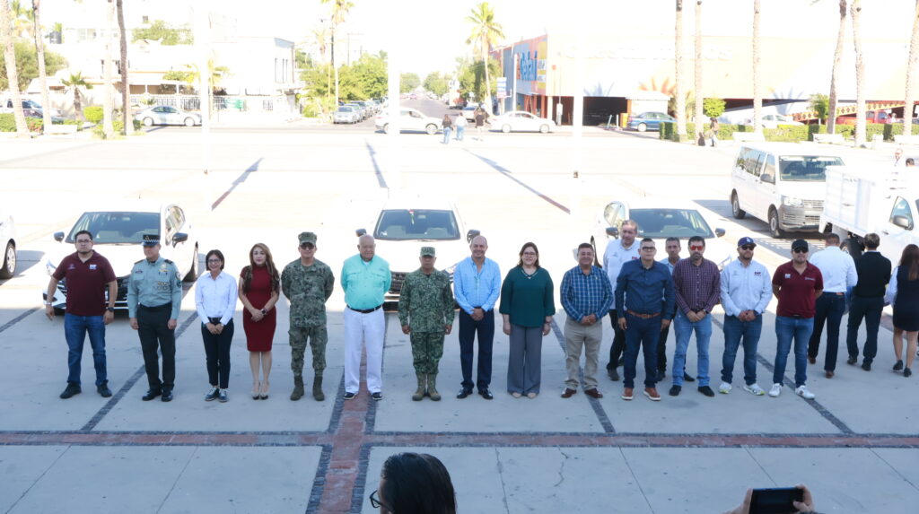 Gobernador de BCS entrega vehículos al SEDIF para fortalecer programas sociales