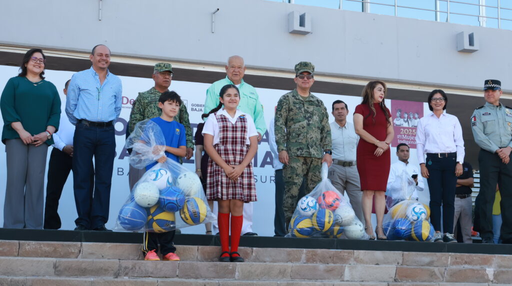 Gobernador de BCS entrega vehículos al SEDIF para fortalecer programas sociales