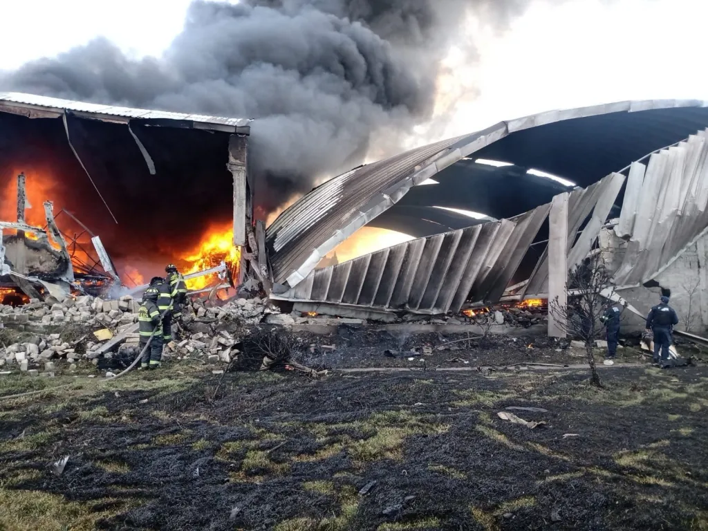 Jet ejecutivo se desploma cerca del aeropuerto de Toluca; mueren 10