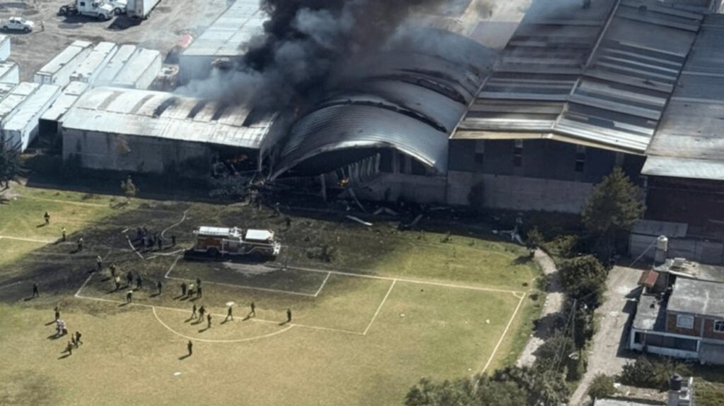 Jet ejecutivo se desploma cerca del aeropuerto de Toluca; mueren 10