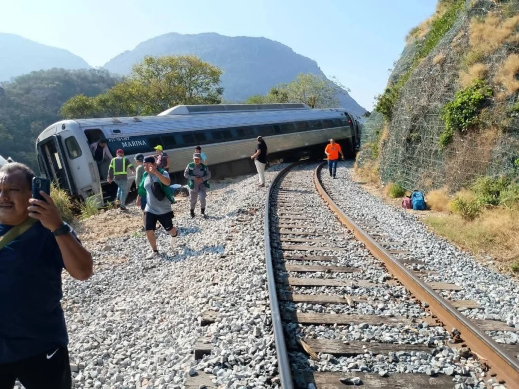 Descarrilamiento del tren Transístmico deja al menos 20 heridos
