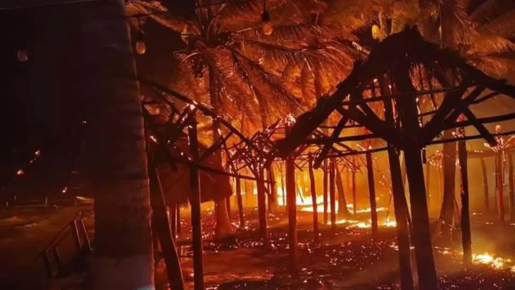 Incendio destruye 250 palapas en Mahahual; hay detenido