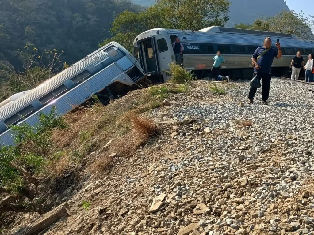 Descarrilamiento del tren Transístmico deja al menos 20 heridos