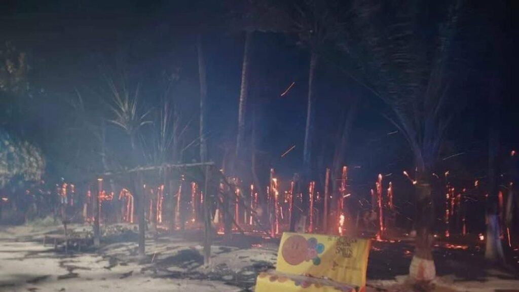 Incendio destruye 250 palapas en Mahahual; hay detenido