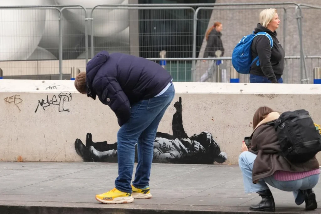 Banksy presenta nuevo mural en Londres sobre niños sin hogar