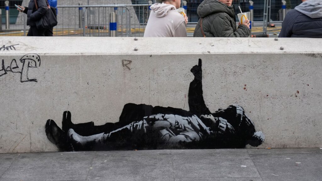 Banksy presenta nuevo mural en Londres sobre niños sin hogar