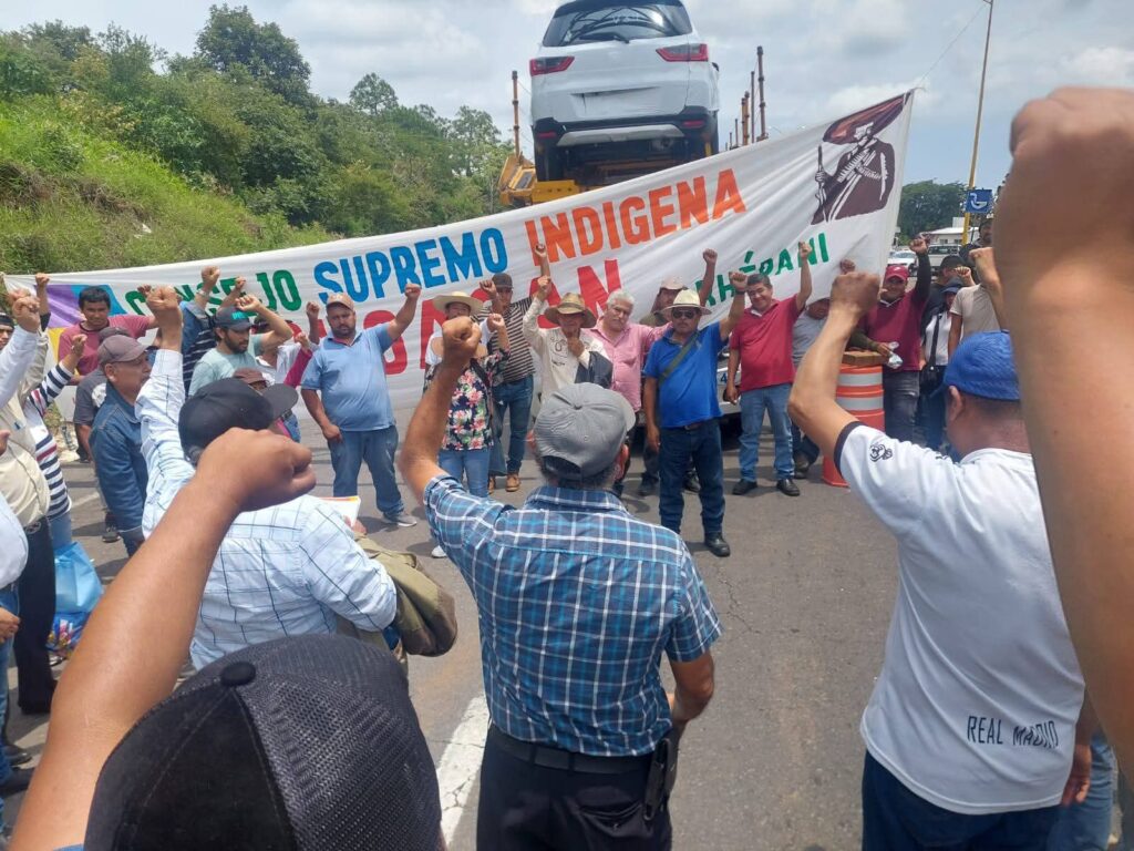 Comunidades indígenas bloquean carreteras en Michoacán por autogobierno y recursos
