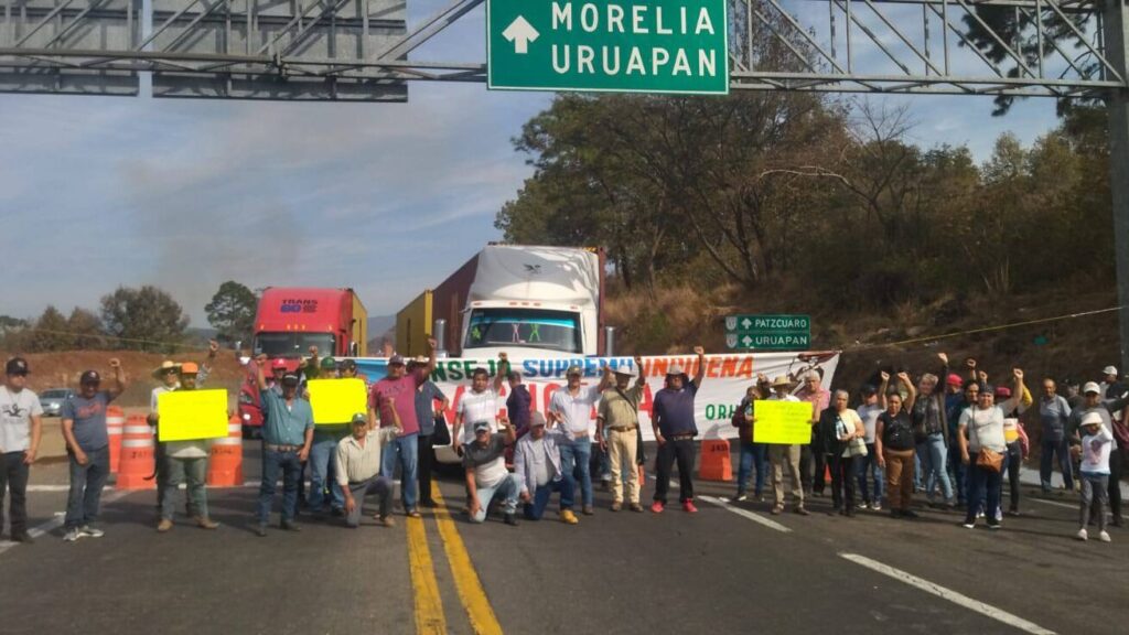 Comunidades indígenas bloquean carreteras en Michoacán por autogobierno y recursos