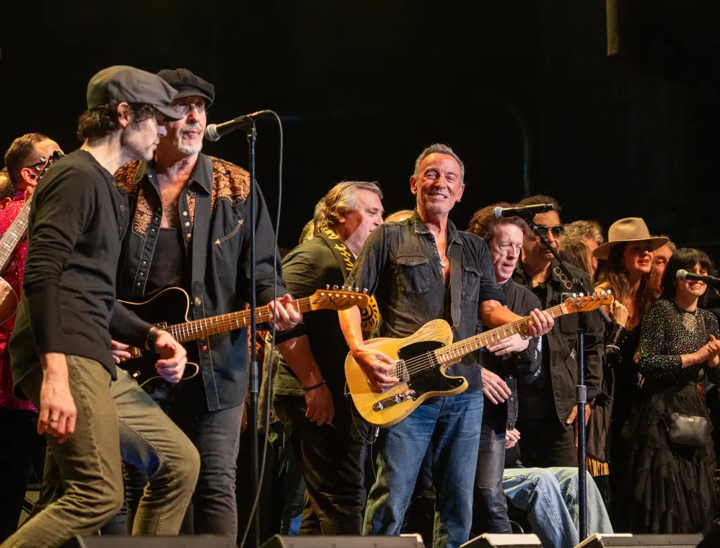 Bruce Springsteen exige salida del ICE de Mineápolis en concierto sorpresa