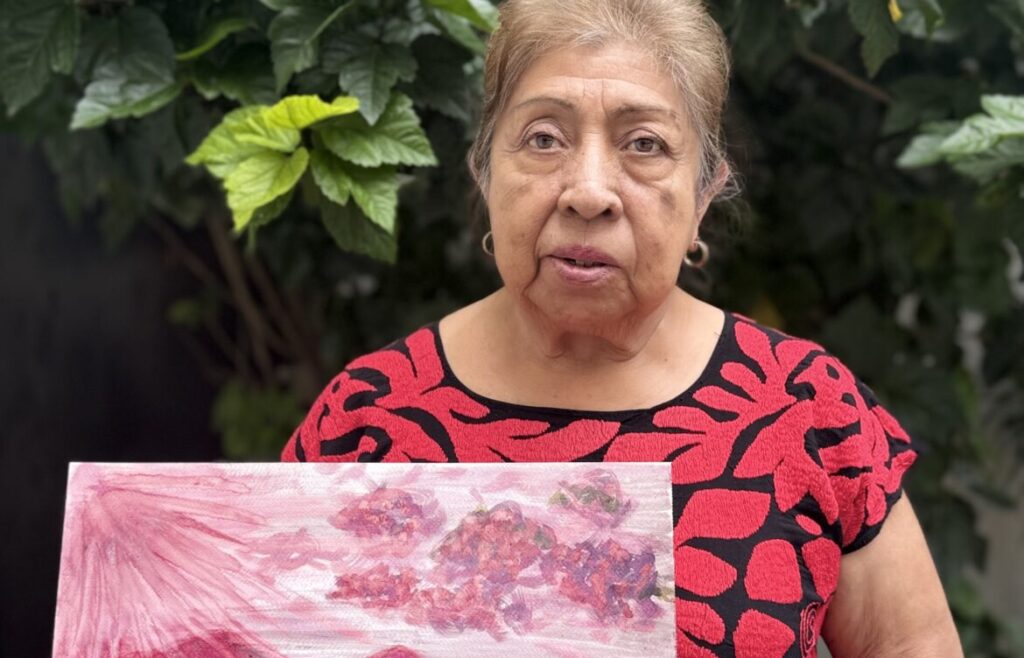 Catalina López preserva el legado milenario de la grana cochinilla