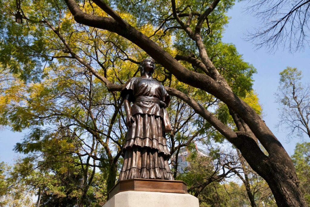 Sheinbaum devela monumentos a mujeres indígenas en Reforma