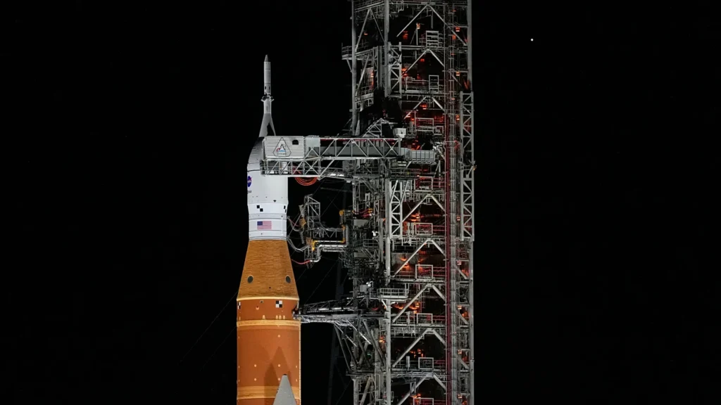 NASA retrasa lanzamiento lunar por fugas de combustible